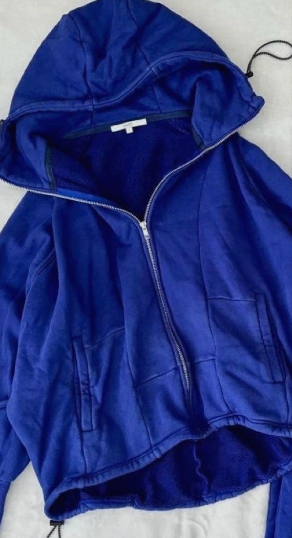 UN3D. カーブラインジップパーカ