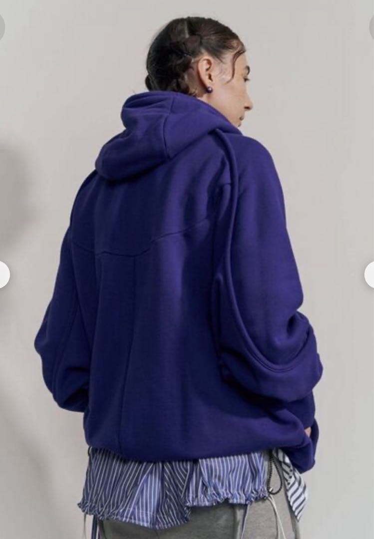 UN3D. カーブラインジップパーカ