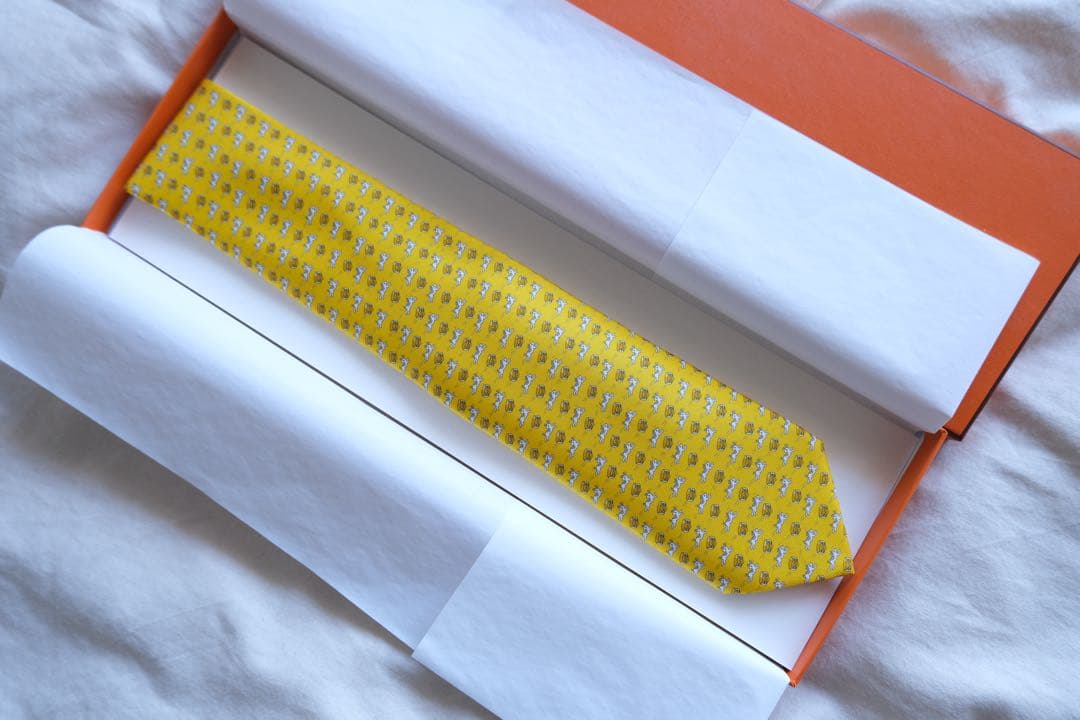 新品未使用HERMES イエロー 犬柄 ネクタイ