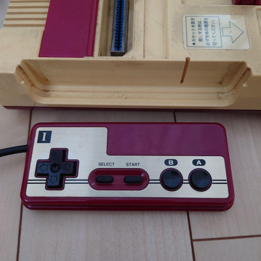 ファミリーコンピュータ本体（ソフト4本付）