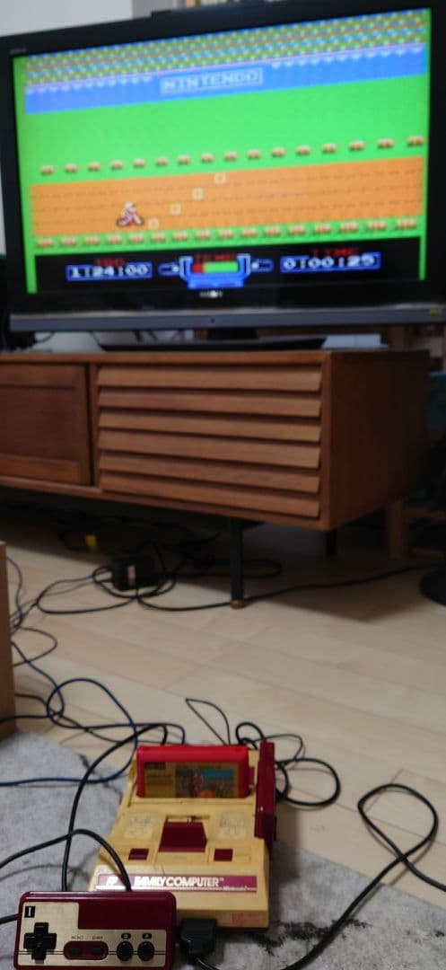 ファミリーコンピュータ本体（ソフト4本付）