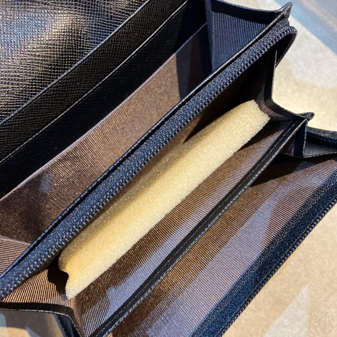 【新品】BURBERRY バーバリー 二つ折り財布 レザー 黒　ロゴプレート