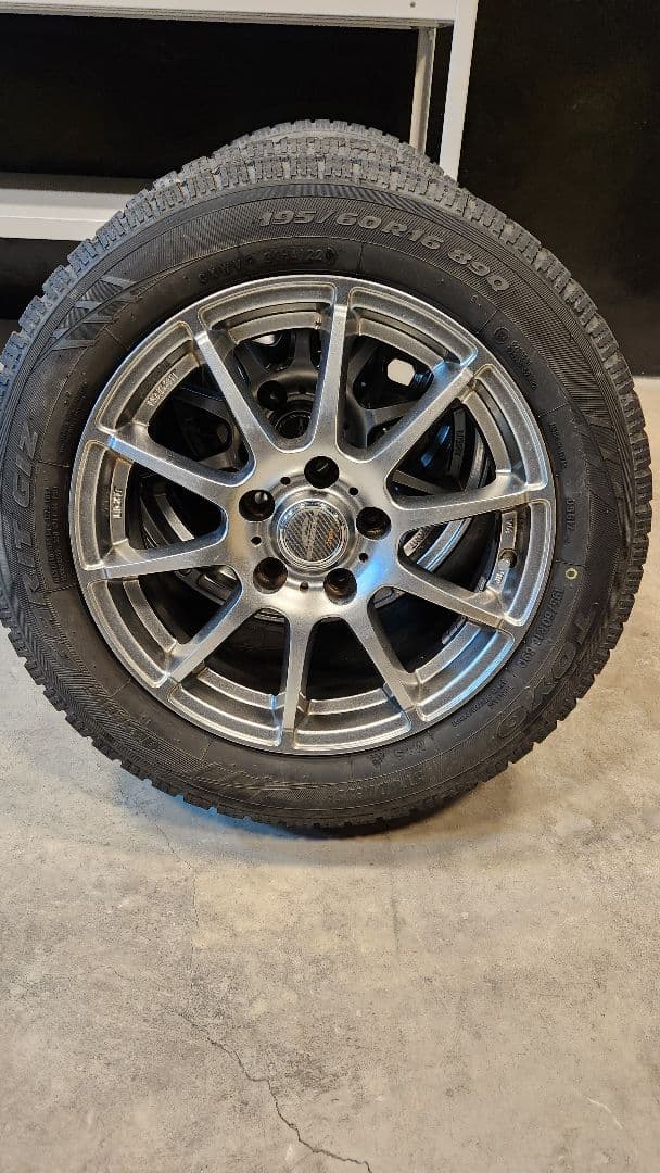 ①専用出品195/60r16　スタッドレスタイヤホイール付き2本