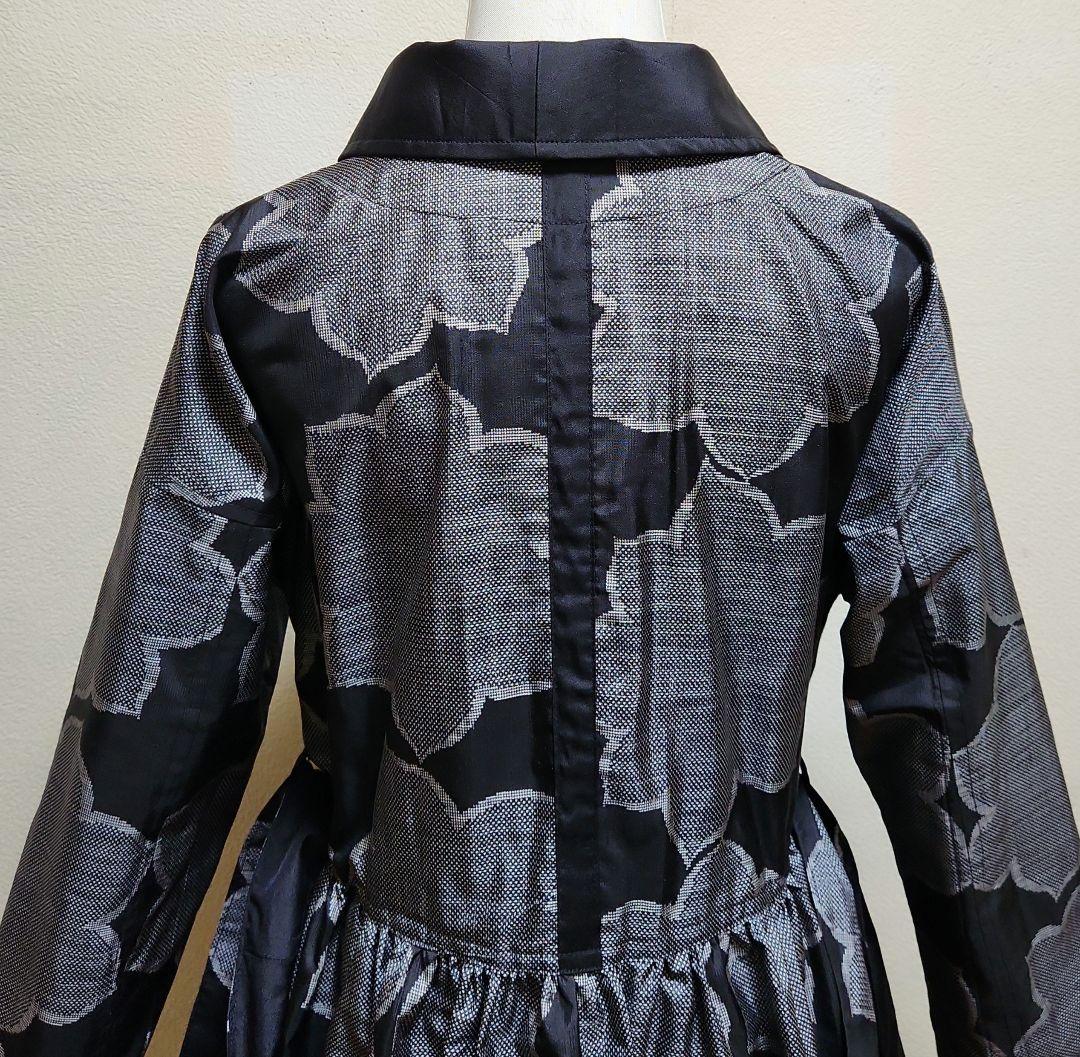 正絹黒地に大柄の白織模様の7マルキ大島紬リメイク黒へちま衿カシュクールワンピース