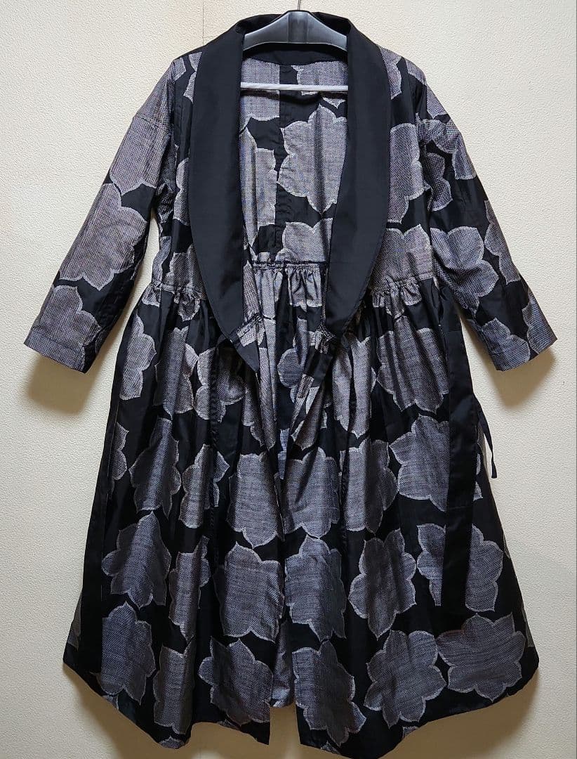 正絹黒地に大柄の白織模様の7マルキ大島紬リメイク黒へちま衿カシュクールワンピース