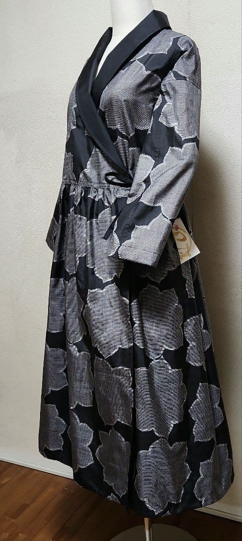 正絹黒地に大柄の白織模様の7マルキ大島紬リメイク黒へちま衿カシュクールワンピース