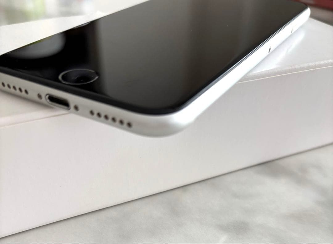 【美品】付属品未使用 iPhoneSE2 第2世代　ホワイト SIMフリー