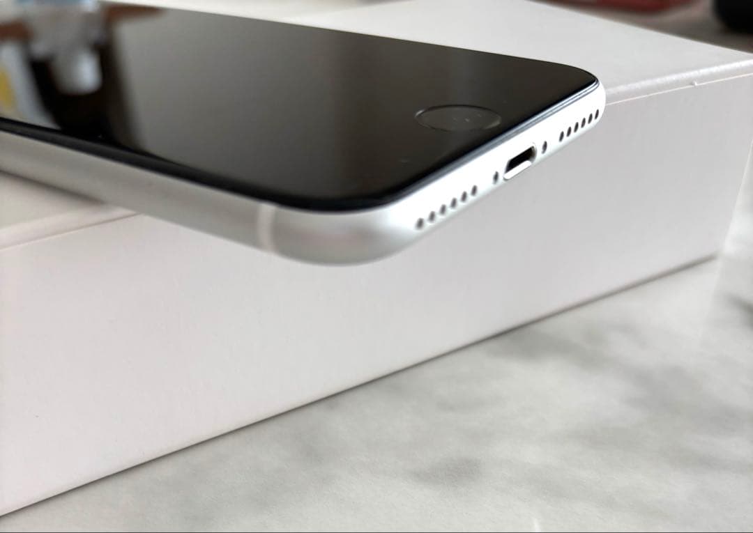 【美品】付属品未使用 iPhoneSE2 第2世代　ホワイト SIMフリー