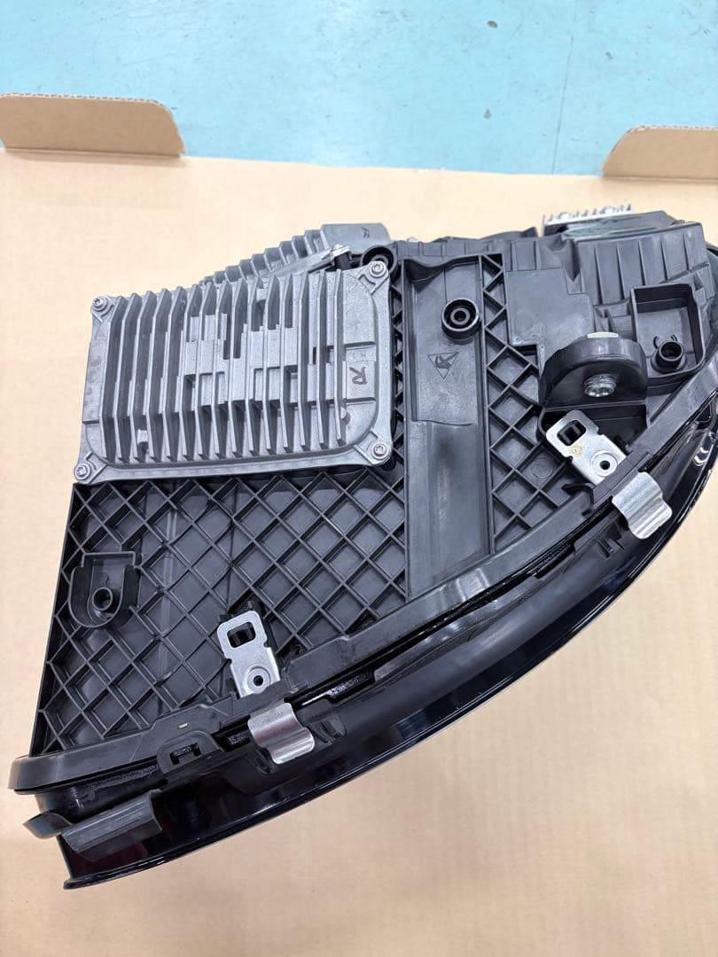 ベンツ CクラスW205 後期 右ヘッドライト 中古