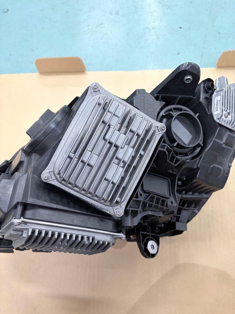 ベンツ CクラスW205 後期 右ヘッドライト 中古