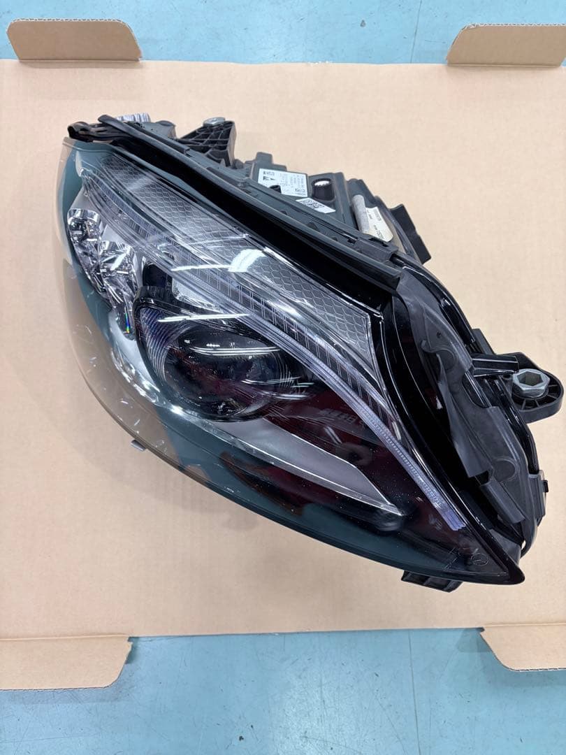 ベンツ CクラスW205 後期 右ヘッドライト 中古