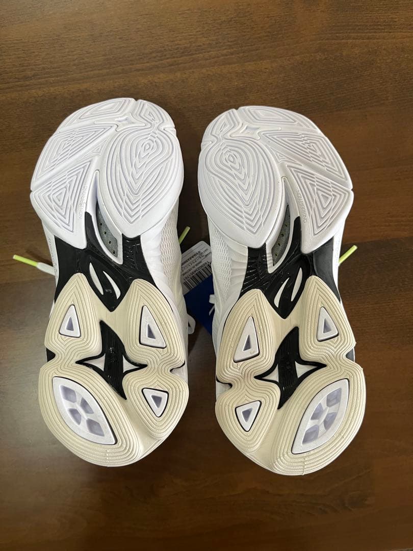 Mizuno バレーボールシューズ ウェーブライトニング新品ふだ付き　24.5㎝