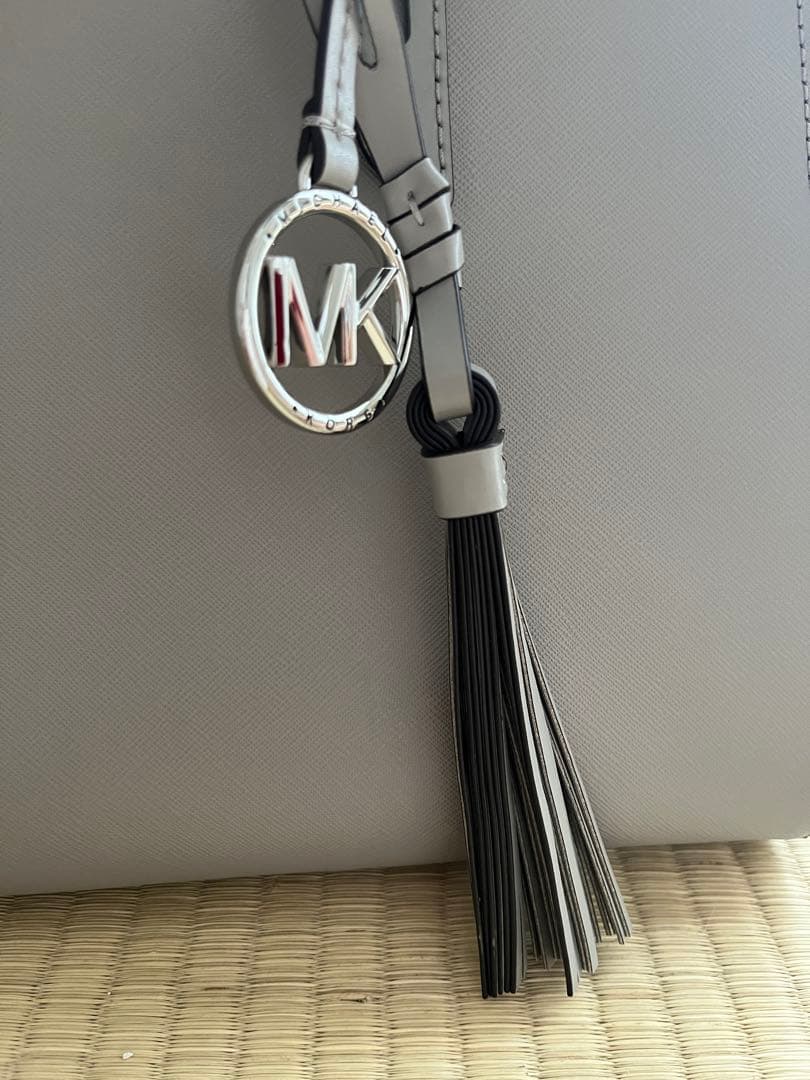 【美品】24時間限定値下げ❗️マイケルコース パールグレー 通勤通学