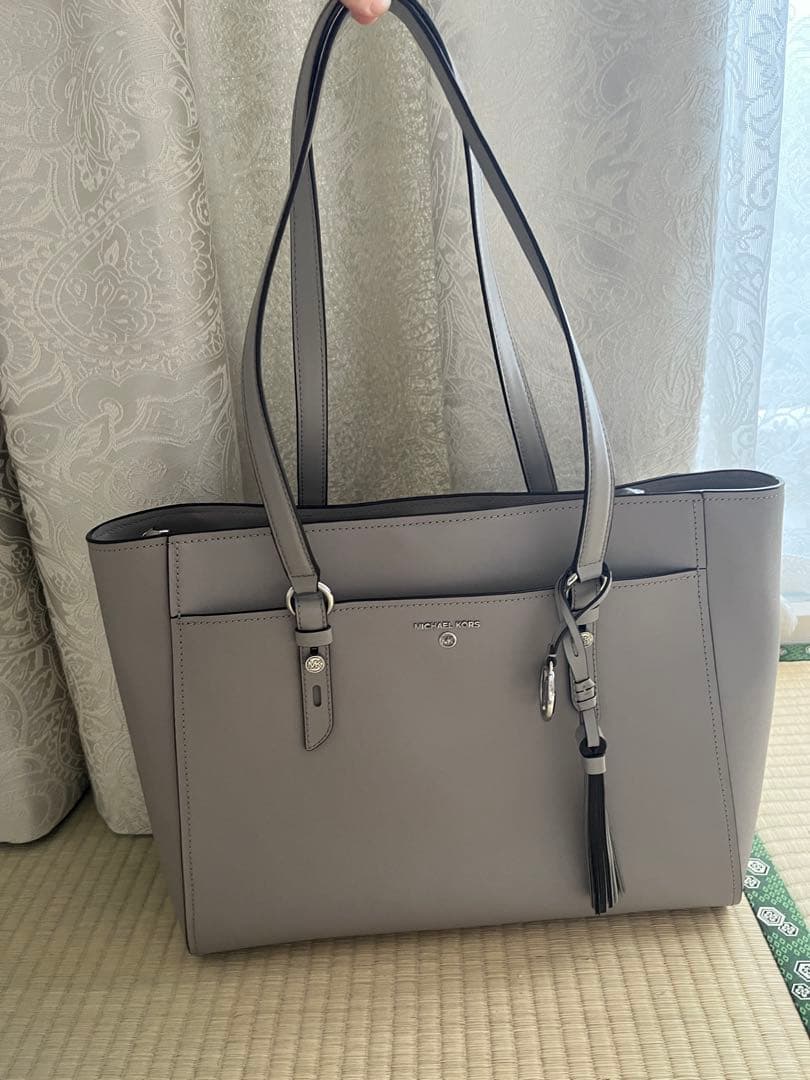 【美品】24時間限定値下げ❗️マイケルコース パールグレー 通勤通学