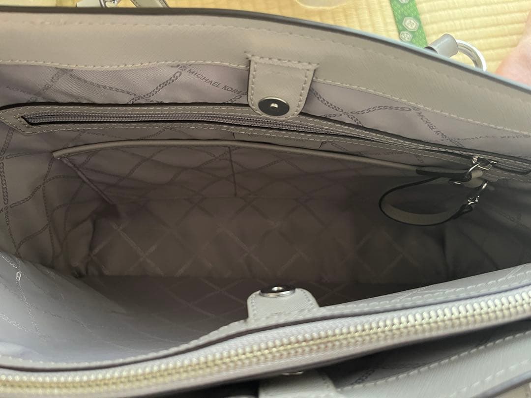 【美品】24時間限定値下げ❗️マイケルコース パールグレー 通勤通学