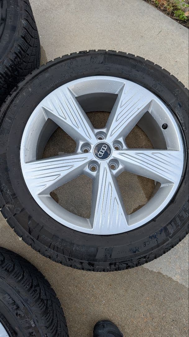 Q4 e-tronのAudi純正ホイールセット Michelinスタッドレス