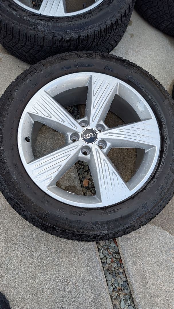 Q4 e-tronのAudi純正ホイールセット Michelinスタッドレス