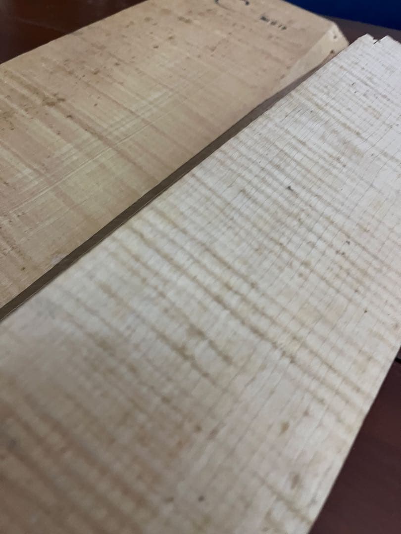 バイオリン製作用の木材メイプル　裏板と　スクロール・ネック用木材のセット　4/4