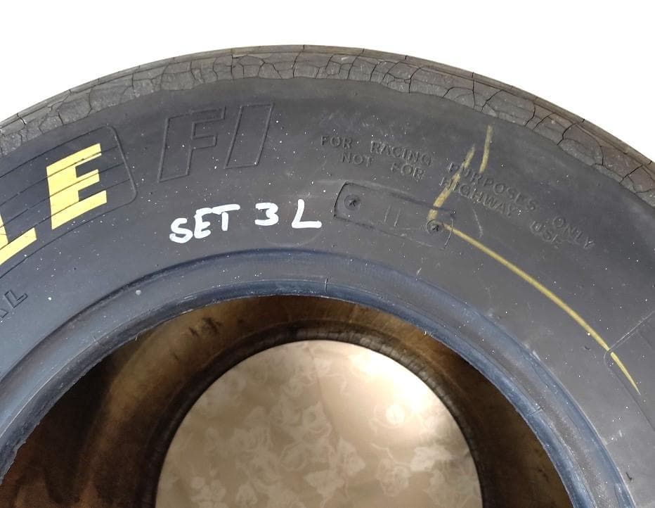 Ｆ１使用タイヤ　GOODYEAR EAGLE F1　テーブル　置物　希少品