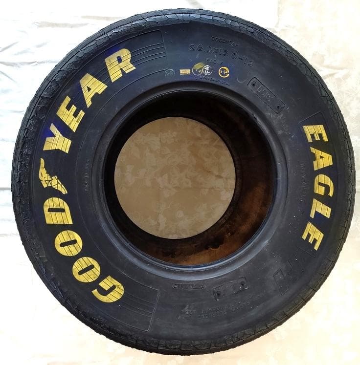 Ｆ１使用タイヤ　GOODYEAR EAGLE F1　テーブル　置物　希少品