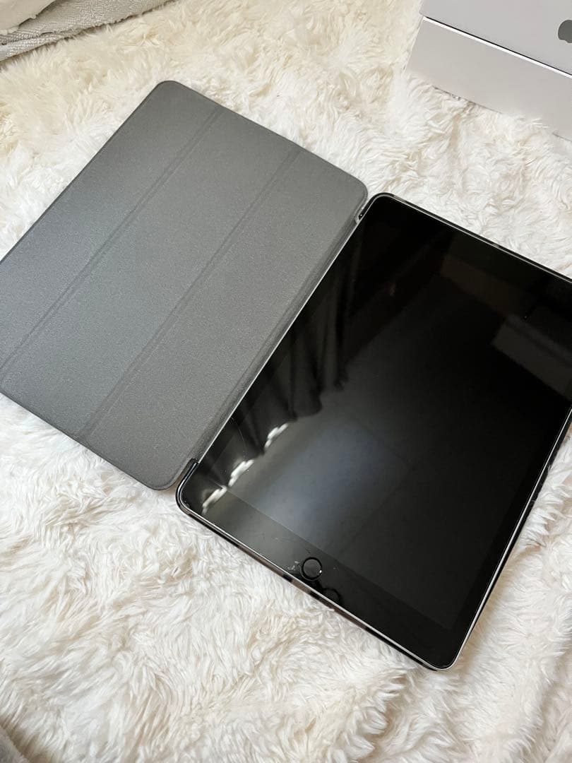 Apple iPad 64GB シルバー 本体　カバー　フィルム付