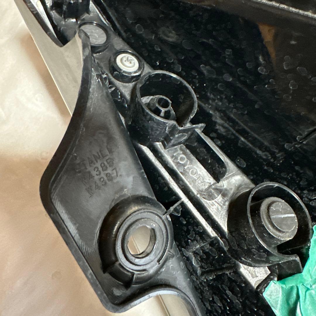 アクア　NHP-10-AHXEB 左リヤテールランプユニット　トヨタ