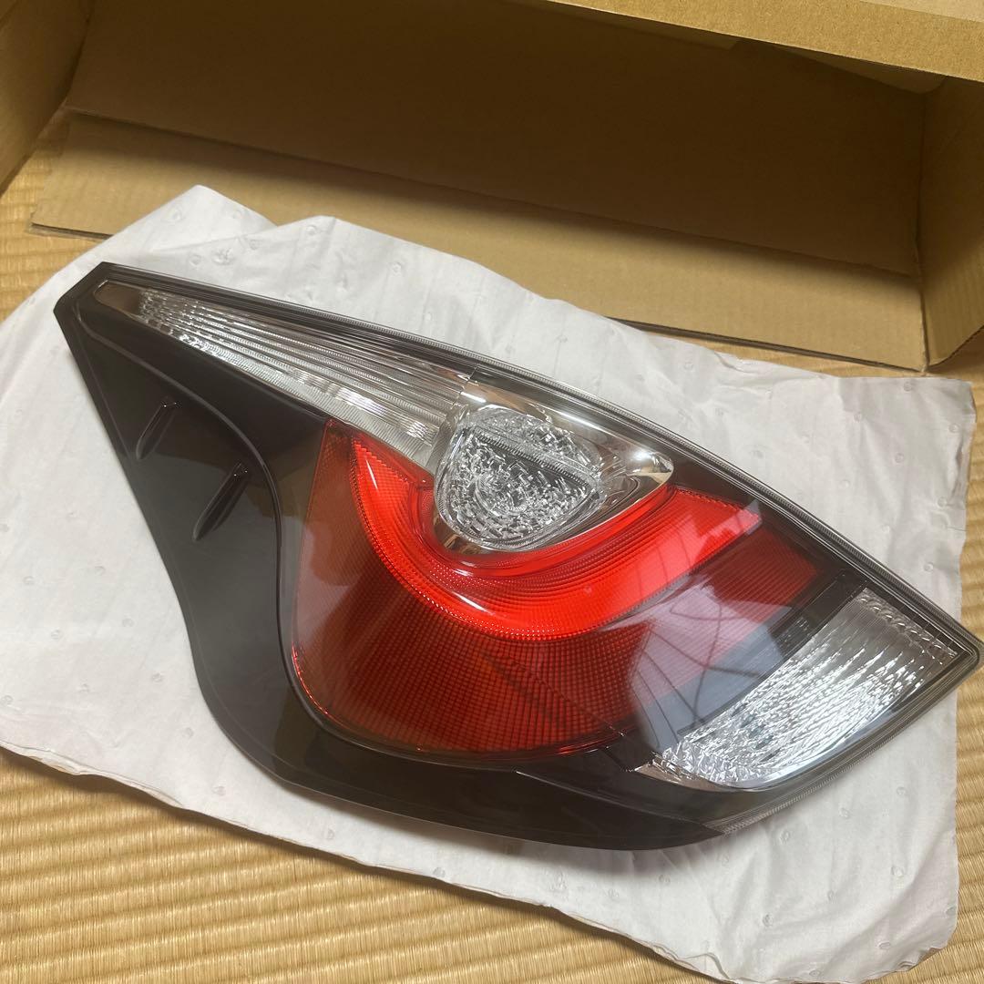 アクア　NHP-10-AHXEB 左リヤテールランプユニット　トヨタ