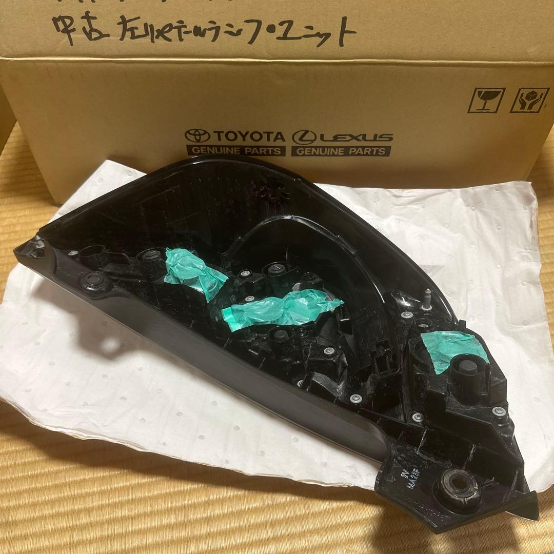 アクア　NHP-10-AHXEB 左リヤテールランプユニット　トヨタ