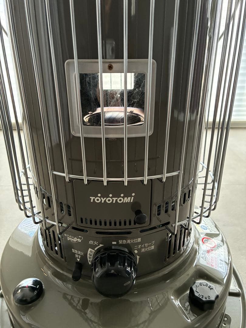 【トヨトミ】対流形 石油ストーブ 二面窓KS-67H(HC) グレージュ