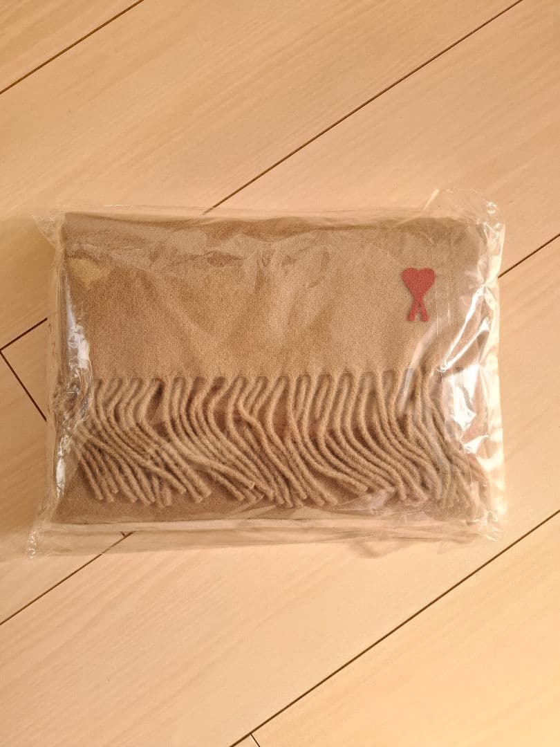 AMI PARIS ベージュ ロングマフラー 赤いハート刺繍