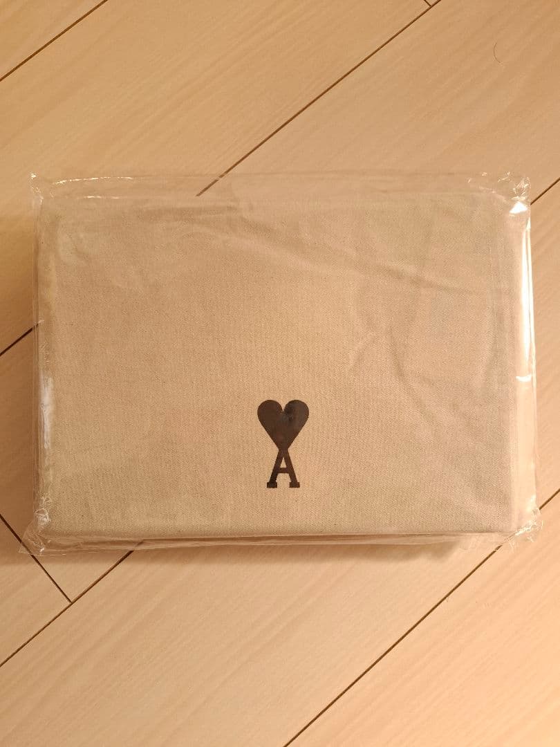 AMI PARIS ベージュ ロングマフラー 赤いハート刺繍