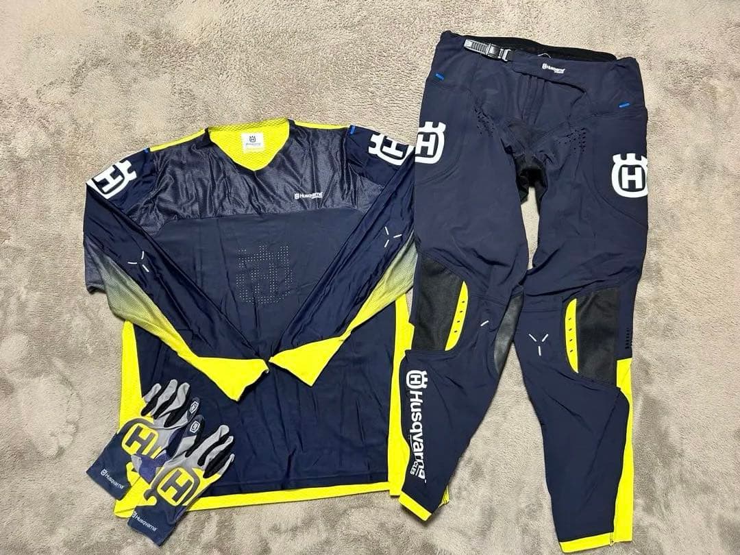 Husqvarna モトクロスジャージウェア上・L。下・36。グローブ・M