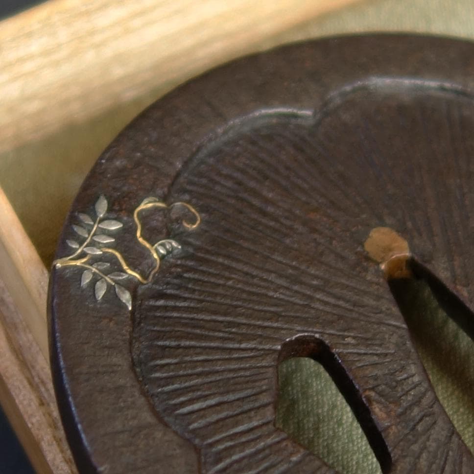 鍔 鐔 鉄地 刀装具 武具 骨董【阿弥陀鑢 金銀象嵌 藤図鍔】(鍔箱付き)