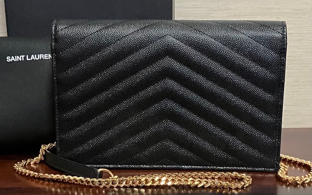 未使用イヴサンローラン チェーンウォレット長財布キャビアスキンゴールドロゴ金具黒