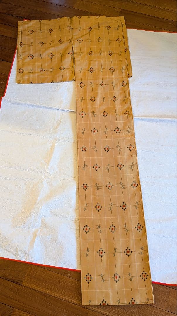 【美品】紬 明るめの黄土色 落ち着いた黄色 燕絣 ツバメ 格子柄 バチ衿 正絹