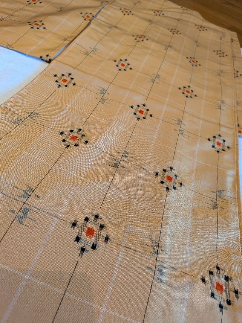 【美品】紬 明るめの黄土色 落ち着いた黄色 燕絣 ツバメ 格子柄 バチ衿 正絹