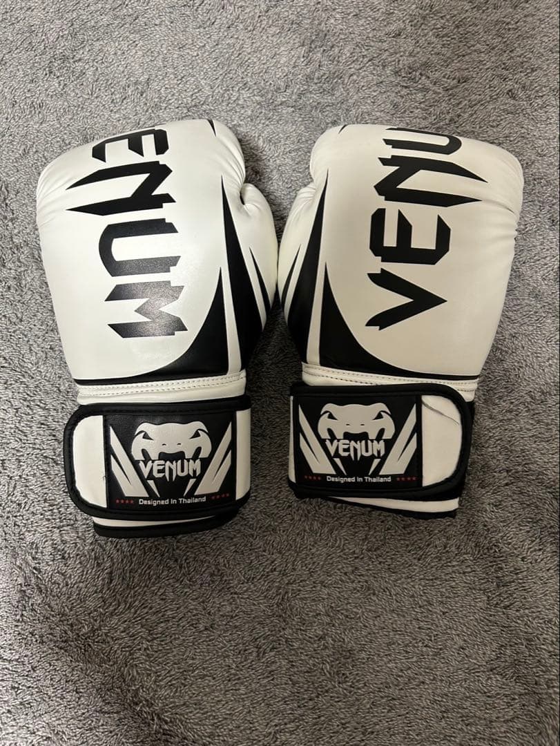 Venum Challengerボクシンググローブ 10oz ホワイト/ブラック