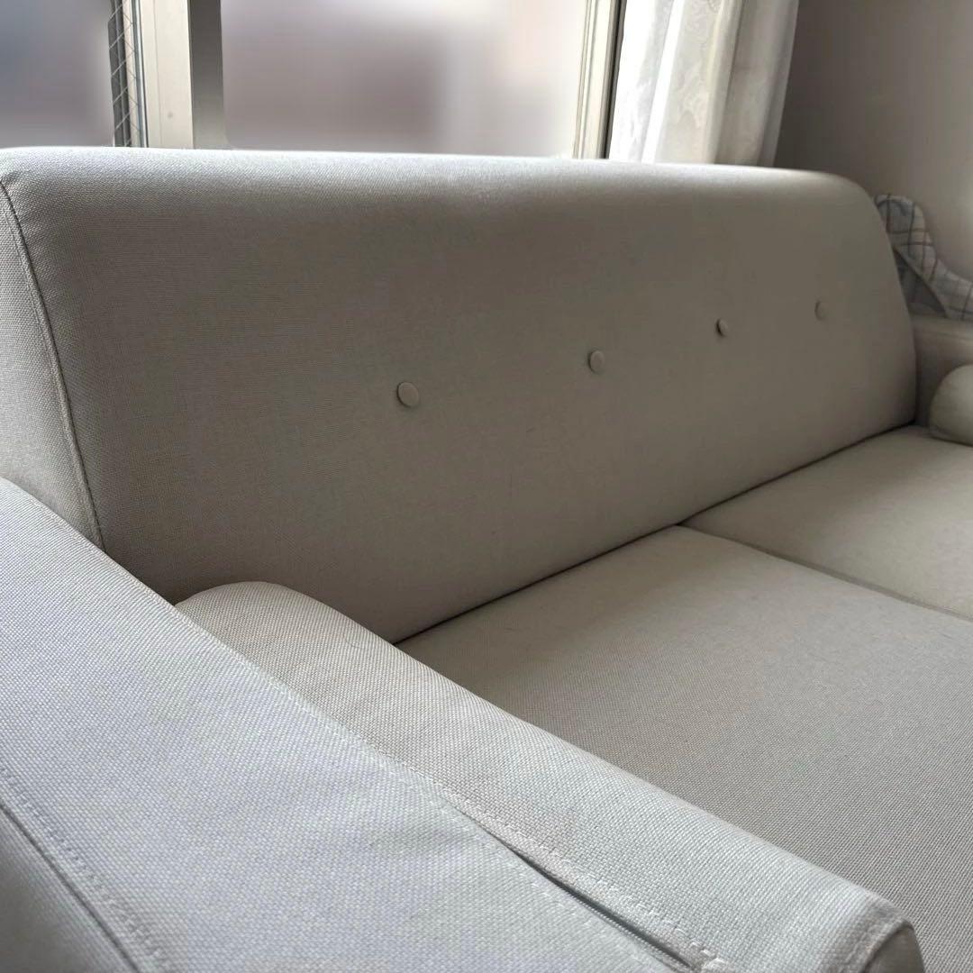 LOWYA アイボリーのボタン付き2人掛けソファ