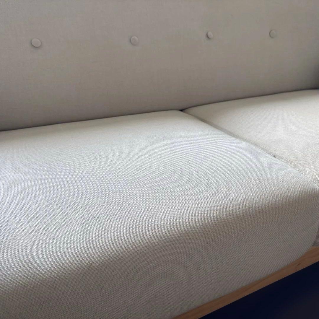 LOWYA アイボリーのボタン付き2人掛けソファ
