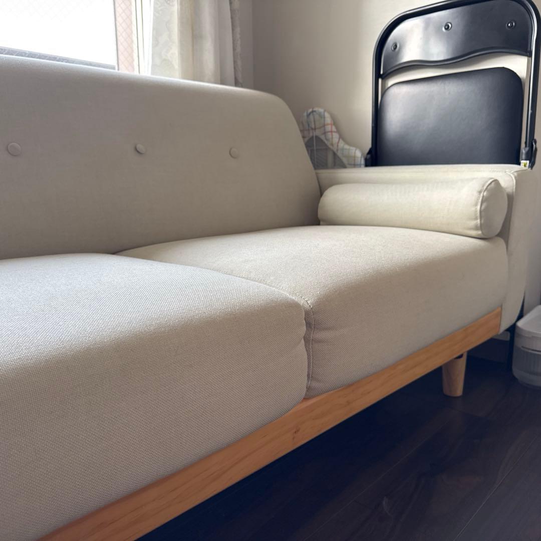 LOWYA アイボリーのボタン付き2人掛けソファ