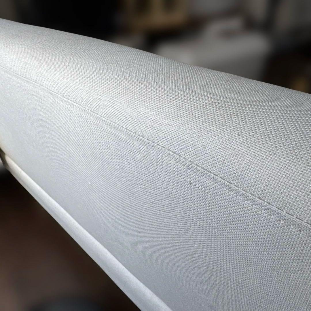 LOWYA アイボリーのボタン付き2人掛けソファ