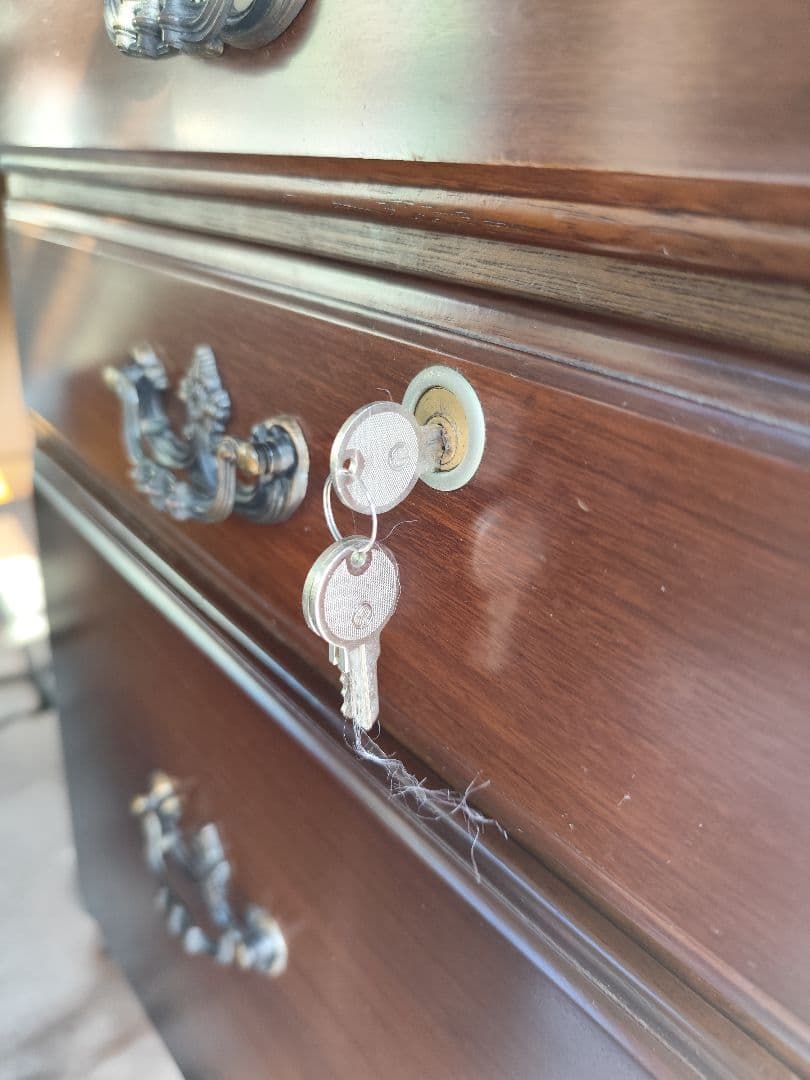 ​【関東圏限定お届け】 karimoku カリモク コロニアル調 書斎机 鍵付