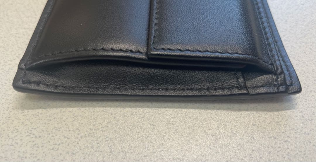 も*ん様 DIOR ディオール ロゴ型押し 二つ折り財布 ブラック【美品】