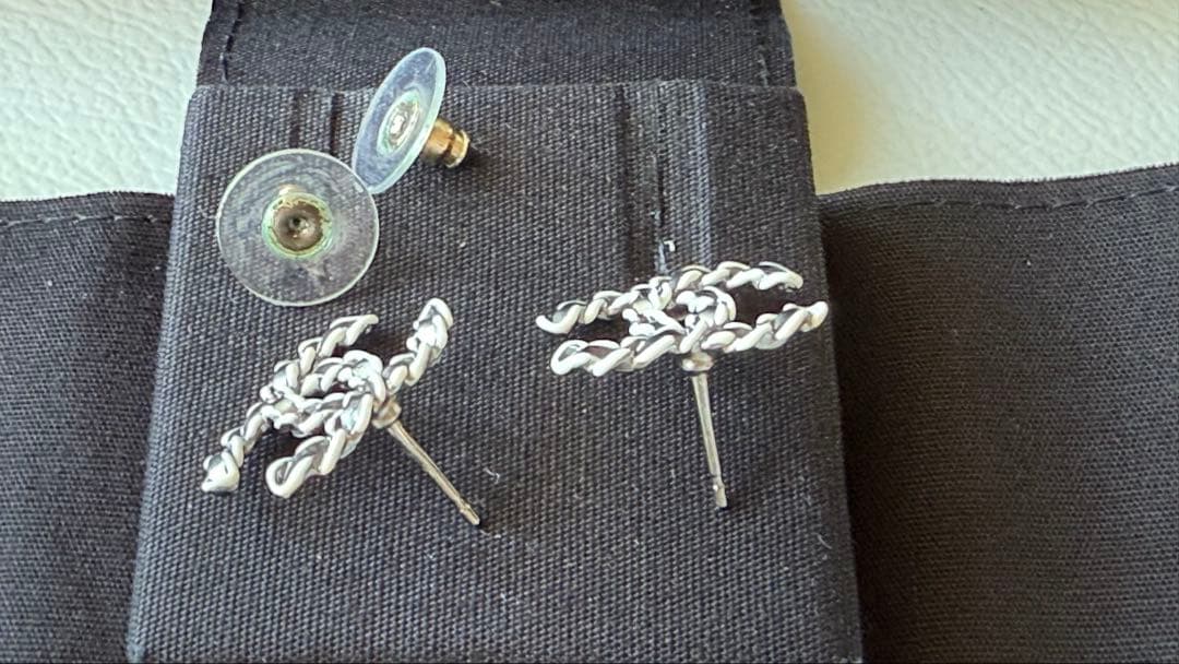 CHANEL シルバー ロゴデザイン ピアス