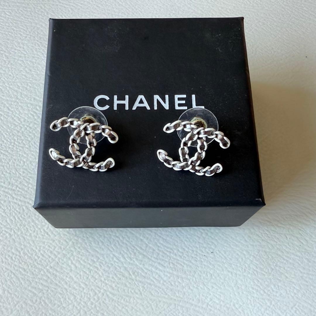 CHANEL シルバー ロゴデザイン ピアス