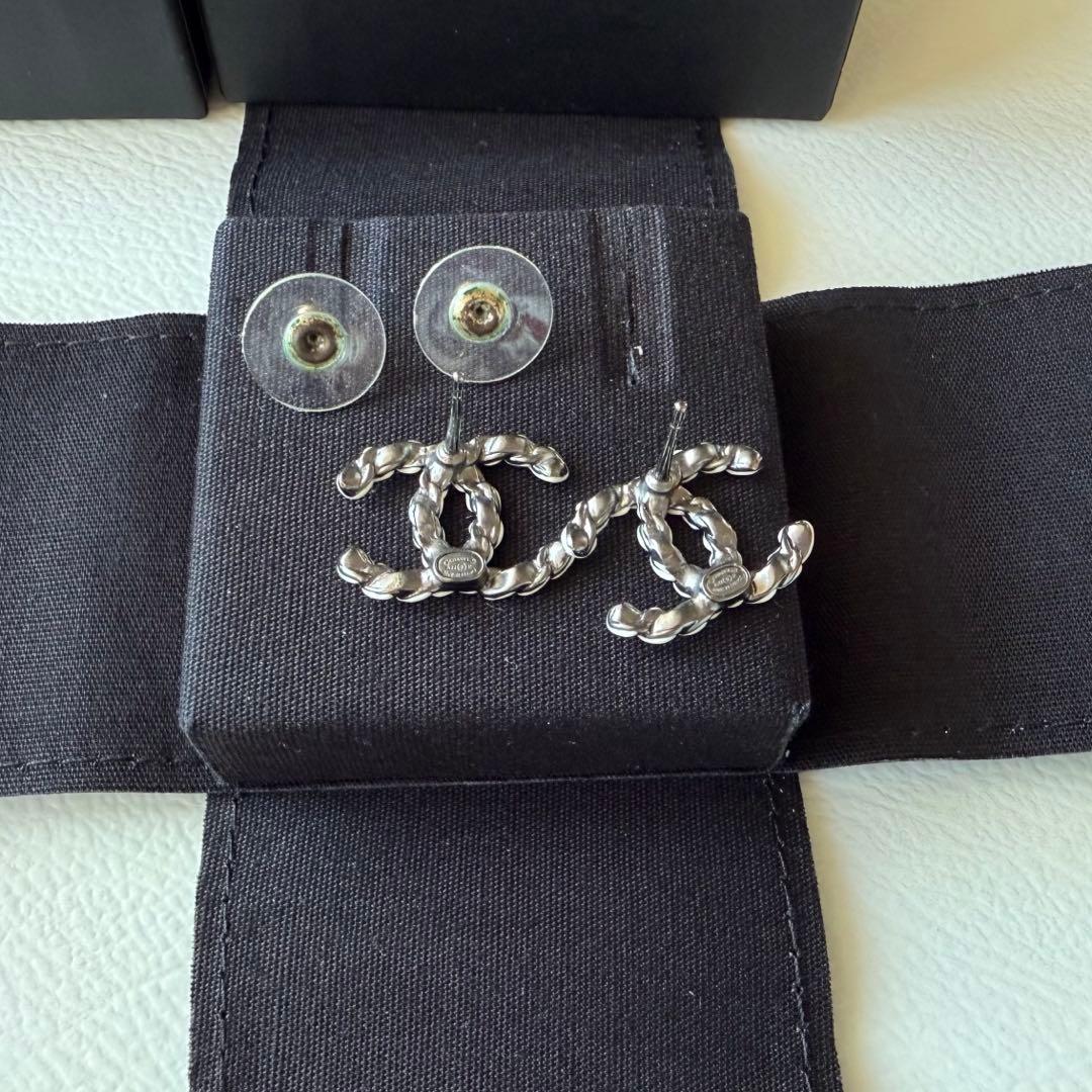 CHANEL シルバー ロゴデザイン ピアス