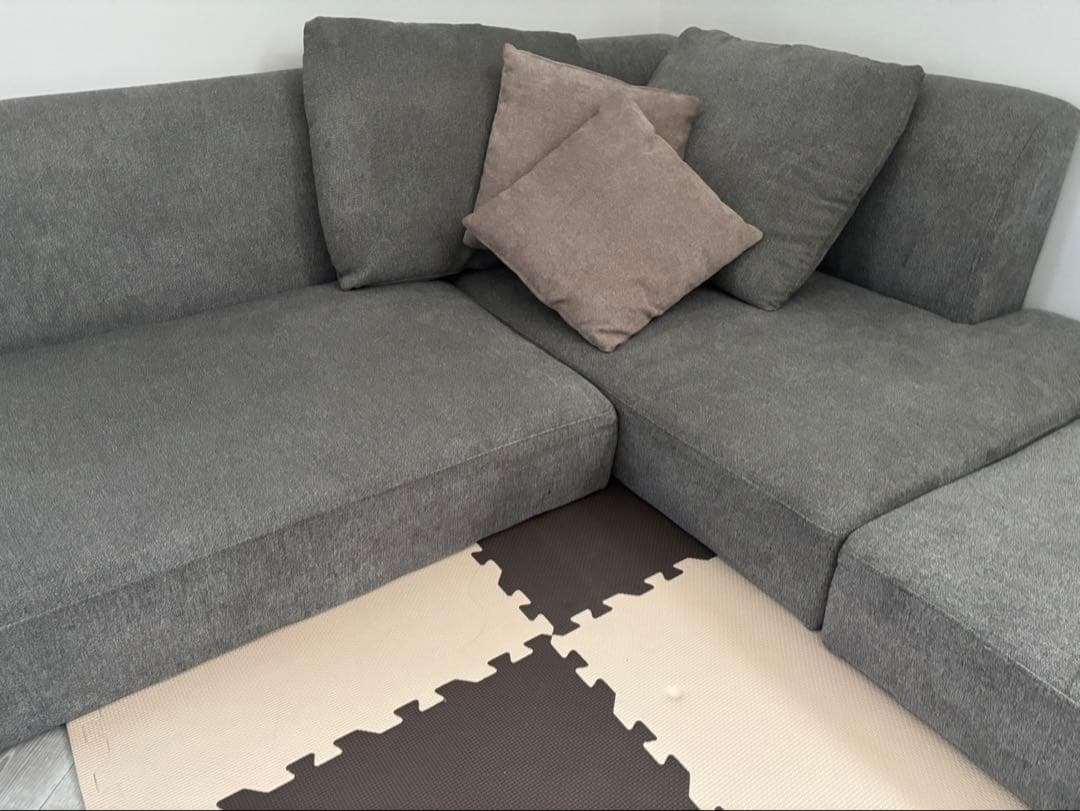 大特価!!グレー L字型ソファ 4個クッション付き