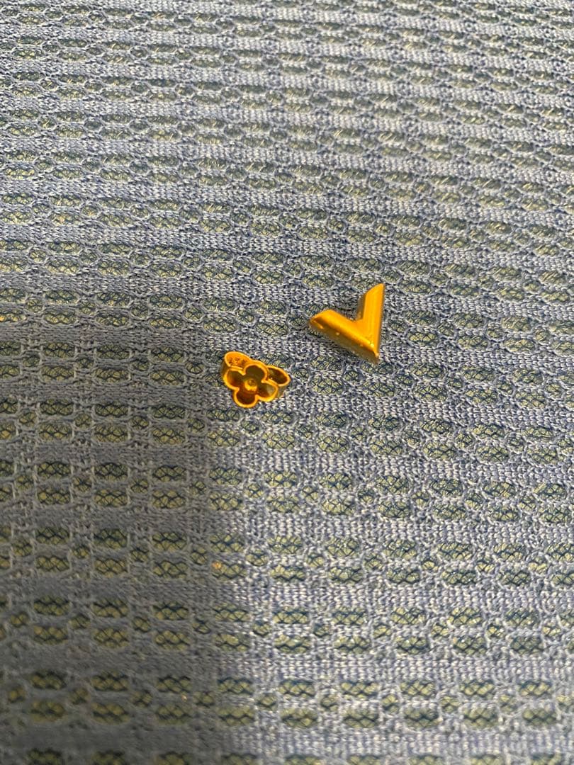 ルイヴィトン LOUIS VUITTON ピアス・エセンシャル V ゴールド