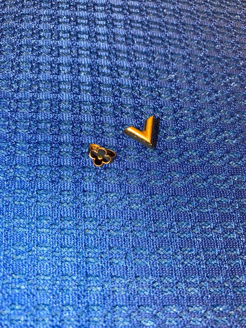 ルイヴィトン LOUIS VUITTON ピアス・エセンシャル V ゴールド