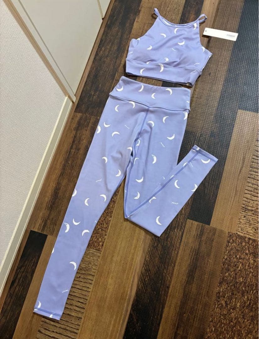 新品同　emmi yogaエミヨガ　ヨガウェア　ラベンダー×月柄　ペイントタッチ